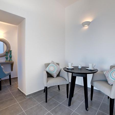Remvi Suites Firostefani Rum bild
