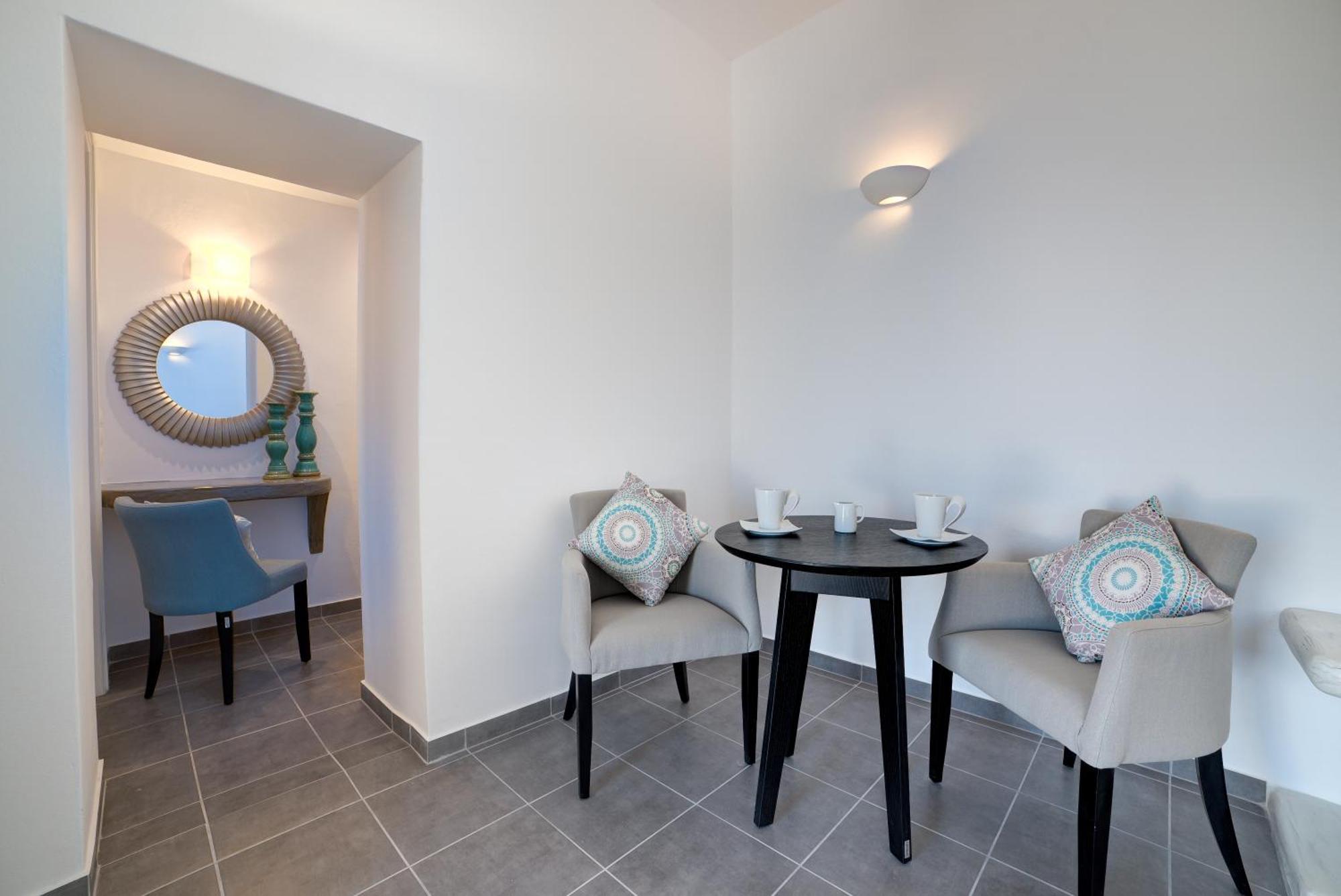 Remvi Suites Firostefani Rum bild