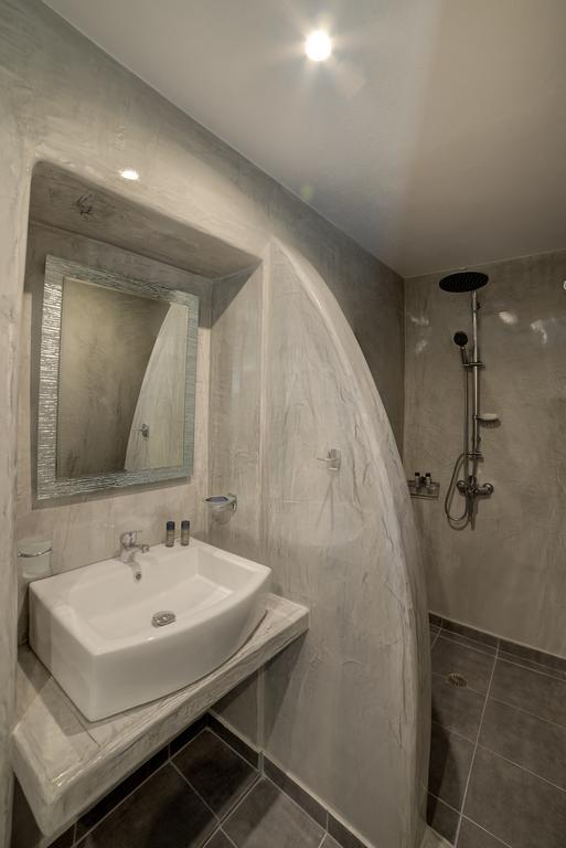 Remvi Suites Firostefani Rum bild