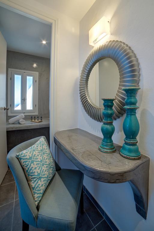 Remvi Suites Firostefani Rum bild